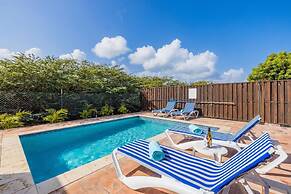 3BR Villa Central Location Private Pool Patio