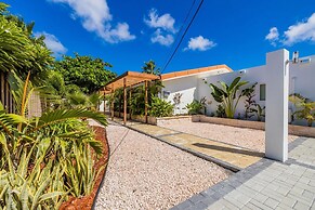 NEW 4br3ba Villa Near Eagle Beach w Private Pool