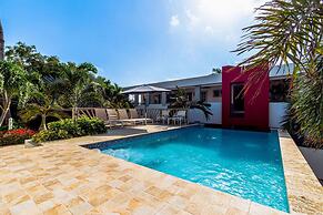 2BR 1BA Ground Level in the Heart of Aruba Pool