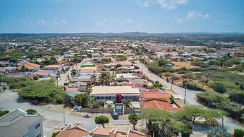 2BR 1BA Ground Level in the Heart of Aruba Pool