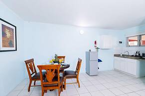 2BR 1BA Ground Level in the Heart of Aruba Pool