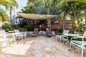 Relaxing Central Bright Shared Pool Garden