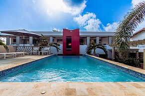 Relaxing Central Bright Shared Pool Garden