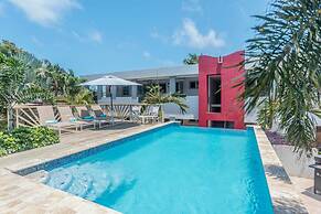 Relaxing Central Bright Shared Pool Garden