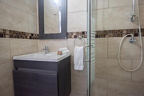 Relaxing Central Bright Shared Pool Garden