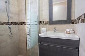 Beautiful Comfy Mins to Palm Eagle Beaches