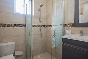 Beautiful Comfy Mins to Palm Eagle Beaches