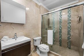 2BR 2BA Condo GYM Pool BBQ