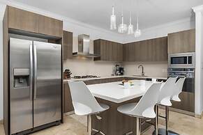 2BR 2BA Condo GYM Pool BBQ