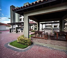 2BR 2BA Condo GYM Pool BBQ