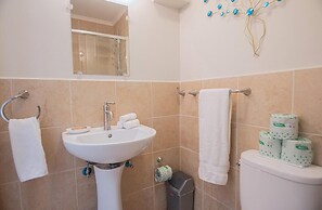 2BR 3BA GYM Pools 24 7 Security Restaurant