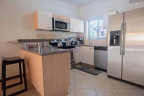 2BR 3BA GYM Pools 24 7 Security Restaurant
