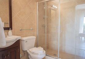 2BR 3BA GYM Pools 24 7 Security Restaurant