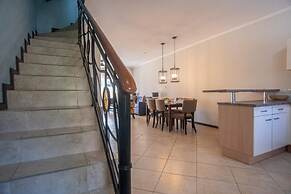 2BR 3BA GYM Pools 24 7 Security Restaurant