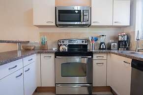 2BR 3BA GYM Pools 24 7 Security Restaurant