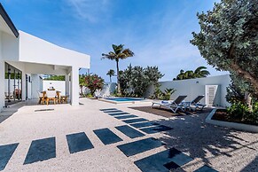 Brand NEW 3br2ba Villa With Pool in Great Location