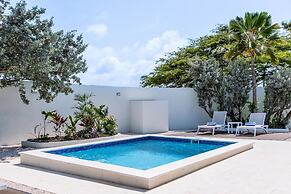 Brand NEW 3br2ba Villa With Pool in Great Location
