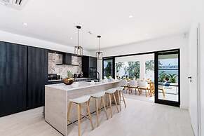 Brand NEW 3br2ba Villa With Pool in Great Location