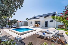 Brand NEW 3br2ba Villa With Pool in Great Location