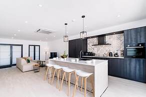 Brand NEW 3br2ba Villa With Pool in Great Location