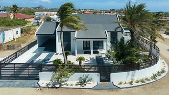 Brand NEW 3br2ba Villa With Pool in Great Location