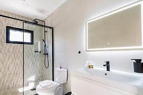 Brand NEW 3br2ba Villa With Pool in Great Location