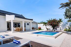 Brand NEW 3br2ba Villa With Pool in Great Location