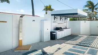 Brand NEW 3br2ba Villa With Pool in Great Location