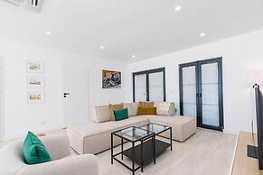 Brand NEW 3br2ba Villa With Pool in Great Location