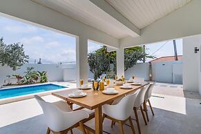 Brand NEW 3br2ba Villa With Pool in Great Location