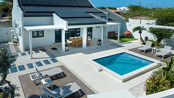 Brand NEW 3br2ba Villa With Pool in Great Location