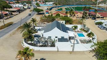 Brand NEW 3br2ba Villa With Pool in Great Location