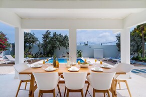 Brand NEW 3br2ba Villa With Pool in Great Location