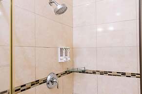 2BR Townhouse 3min Walk 2 Eaglebeach w Pool BBQ