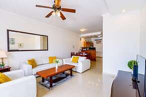 2BR Townhouse 3min Walk 2 Eaglebeach w Pool BBQ