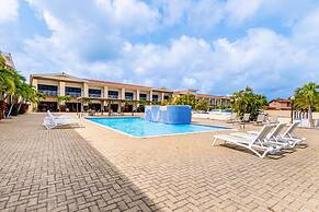 2BR Townhouse 3min Walk 2 Eaglebeach w Pool BBQ