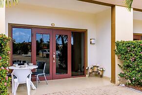 2BR Townhouse 3min Walk 2 Eaglebeach w Pool BBQ