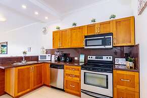 2BR Townhouse 3min Walk 2 Eaglebeach w Pool BBQ