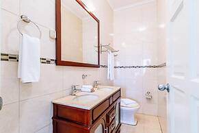 2BR Townhouse 3min Walk 2 Eaglebeach w Pool BBQ