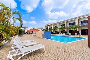 2BR Townhouse 3min Walk 2 Eaglebeach w Pool BBQ