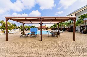 2BR Townhouse 3min Walk 2 Eaglebeach w Pool BBQ