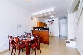 2BR Townhouse 3min Walk 2 Eaglebeach w Pool BBQ