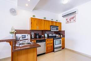 2BR Townhouse 3min Walk 2 Eaglebeach w Pool BBQ