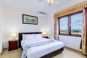 2BR Townhouse 3min Walk 2 Eaglebeach w Pool BBQ