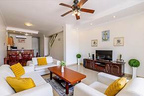 2BR Townhouse 3min Walk 2 Eaglebeach w Pool BBQ