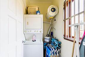 2BR Townhouse 3min Walk 2 Eaglebeach w Pool BBQ