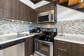 2BR Condo 5 Location w Amazingviews Pool GYM