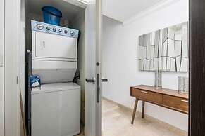 2BR Condo 5 Location w Amazingviews Pool GYM