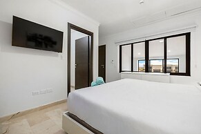 2BR Condo 5 Location w Amazingviews Pool GYM