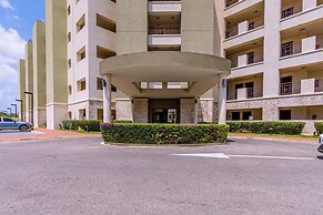 2BR Condo 5 Location w Amazingviews Pool GYM